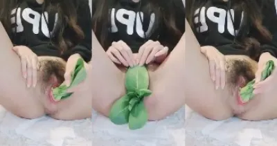 Anh em ăn món rau cải xao với bím không nè